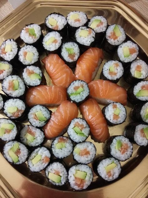 Une recette très simple de riz pour faire vos sushis grâce à votre cookeo. C'est comme au restaurant (mais en mieux) ! Sushi Platter, Food Obsession, Pretty Food, Aesthetic Food, Food Drinks, Vision Board, Yummy Food, Drinks, Essen