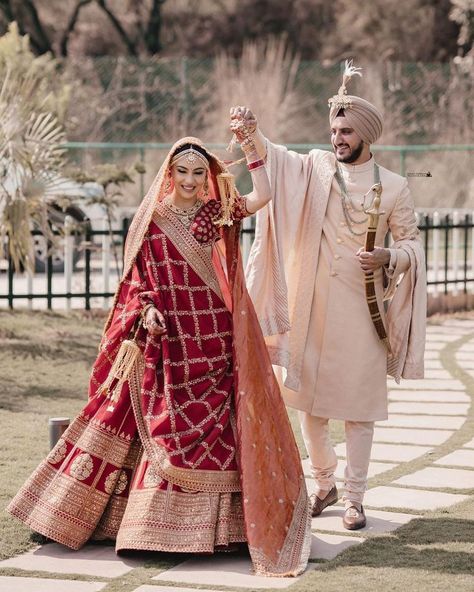 Dulhan Lengha, Manali Photoshoot, Mehandi Outfits Brides, Groom Sherwani Indian, Shaadi Vibes, Royal Wedding Outfits, Bride Groom Photoshoot, Groom Sherwani, Indian Wedding Poses