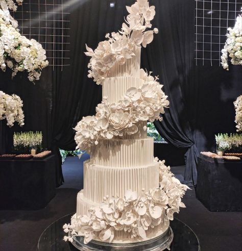 Extravagant Wedding Cakes, Dream Wedding Reception, Big Wedding Cakes, Rustic Wedding Backdrops, Dream Wedding Cake, Dream Wedding Decorations, Extravagant Wedding, Luxury Wedding Cake, Luxury Wedding Decor