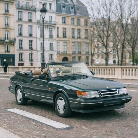 The Saab 900 "Classic" was produced from 1978 to 1993 and based on the Saab 99 chassis. It was produced in 2- and 4-door saloon, 3- and 5-door hatchback configurations and, from 1986, as a cabriolet (convertible) model. Classic British Cars, Old Convertible, Saab 900 Convertible, Saab Convertible, Saab 99, Vintage Convertible, Car Shoot, Car Dream, Saab 900