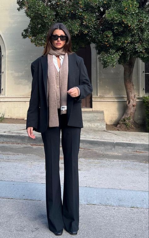 Work Outfits Women London, Bootleg Trousers Outfit, Fitted Blazer Outfit Women, High Class Style, Uni Presentation Outfit, Winter Buissnes Outfit, Casual Theatre Outfit, New York Work Outfit Professional Women, Blazer Professional Outfits