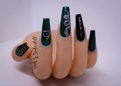 Slytherin Nails Short, Harry Potter Acrylic Nails Slytherin, Slytherin Acrylic Nails, Slytherin Nails Aesthetic, Slitherin Nails, Draco Malfoy Nails, Slytherin Nails Acrylic, Slytherin Aesthetic Nails, Slytherin Inspired Nails