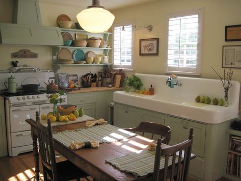 Farm Kitchen Ideas, Cocina Shabby Chic, Trendy Farmhouse, Old Fashioned Kitchen, Vintage Farmhouse Kitchen, Cottage Kitchens, Farm Kitchen, Kitchen Farmhouse, Old Kitchen