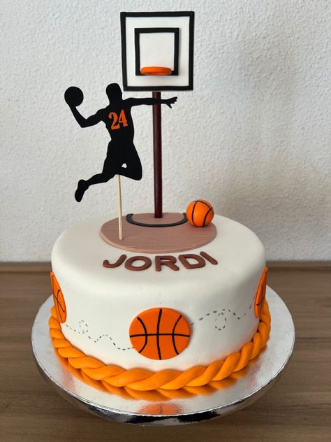 Cake With Basketball, Basketball Birthday Cake For Men, Basketball Design Cake, Birthday Cakes Basketball, Simple Basketball Cake, Basketball Birthday Cake Ideas, Nba Cakes Birthday, Basketball Cake Design Birthday, Basketball Theme Birthday Cake