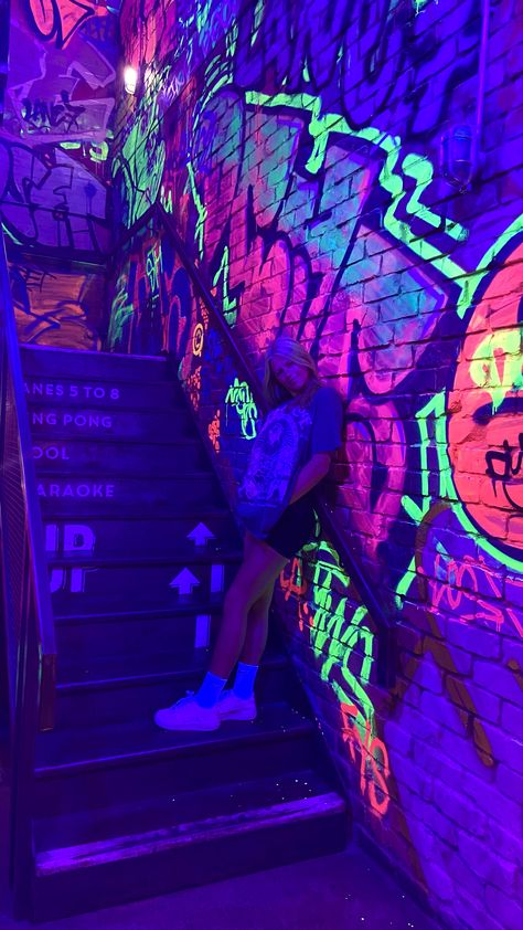 Vaporwave Room, Nightclub Design, Black Phone Wallpaper, Vaporwave Aesthetic, Neon Aesthetic, Graffiti Wall Art, Galaxy Phone Wallpaper, Neon Glow, Graffiti Wall