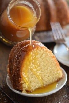 Amaretto Pound Cake, Homemade Pound Cake, Pound Cake Recipes Easy, Almond Pound Cakes, Warm Desserts, Pound Cake Recipe, Torte Cupcake, Rum Cake, Bundt Cakes Recipes