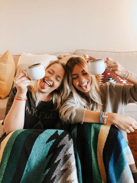 Couch Blankets, Sisters Photoshoot Poses, I Love You Girl, Friend Vacation, Sisters Photoshoot, Vacation Photography, Best Friend Photography, Morning Mood, Cozy Couch