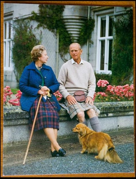 1990 - GoodHousekeeping.com Royal Family Christmas, Elizabeth Philip, Queen And Prince Phillip, Rainha Elizabeth Ii, English Royal Family, Royal Christmas, Reine Elizabeth Ii, Royal Couple, Prinz Harry