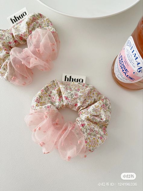 Home Made Scrunchies, Silk Scrunchies Diy, Scrunchie Packaging Ideas, Unique Scrunchies, Diy Scrunchie, Embroidered Hair Bows, Girls Hair Bows Diy, Diy Hair Scrunchies, Diy Hair Accessories Ribbon