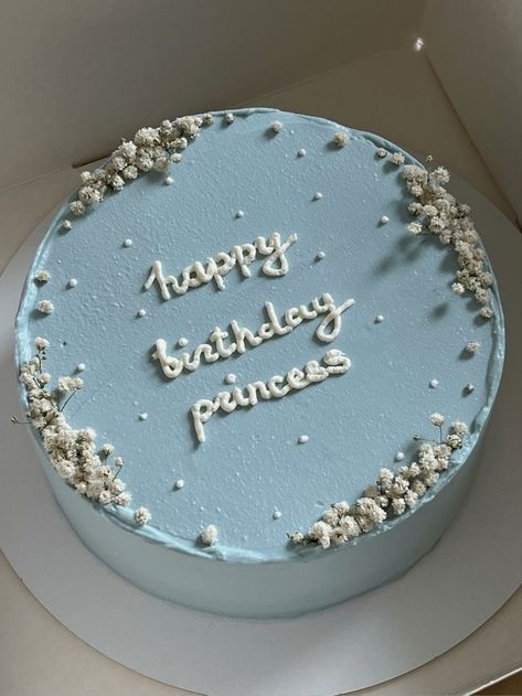 Pretty Birthday Cakes Aesthetic, Birthday Cake Pastel Blue, Ice Blue Birthday Cake, Cake Ideas Aesthetic Blue, Simple Cake Designs Blue, Winter Cake Aesthetic, Aesthic Birthday Cakes, Cute Cake Designs Aesthetic, Bday Cakes Aesthetic Blue