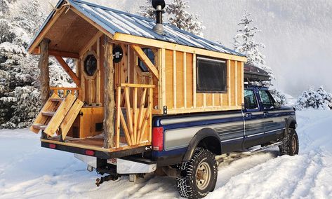 Just when you thought your truck topper was cool, Alaskan Tim Johnson has seriously one-upped just about everyone. He purchased a used Ford F-350 pickup truck for $13,000 and spent the same amount building his dream mobile home for its long bed. After three months of building it with his Truck House, Homemade Camper, Truck Toppers, Kombi Motorhome, Truck Bed Camping, Truck Bed Camper, Camping Diy, Overland Truck, Small Log Cabin