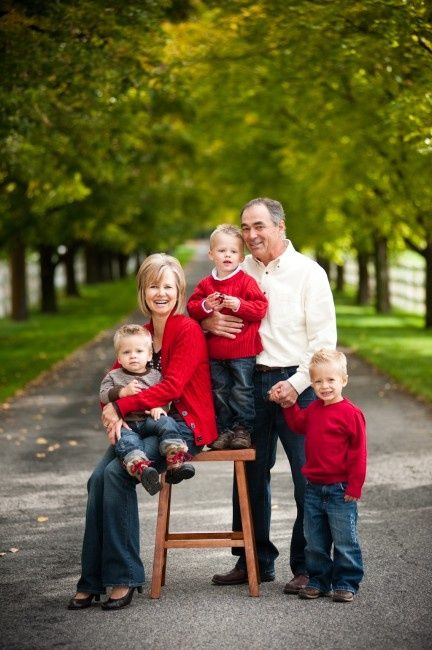 Great photo idea for Grandma and Grandpa with grandkids Family Photos With Older Children Poses, Poses For Grandparents And Grandkids, Grandpa Photography, Grandparent Photography, Maternity Photos With Older Siblings Big Brothers, Grandparents Photoshoot, Maternity Photography With Siblings Big Brothers, Grandkids Photography, Grandparents Photography