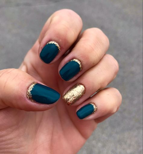 Teal With Gold Nails, Green Gold Manicure, Blue Green And Gold Nails, Dark Teal And Gold Nails, Dark Bridal Nails, Teal And Gold Nail Designs, Green And Blue Nail Ideas, Green Nails Gold Accent, Teal Wedding Nails