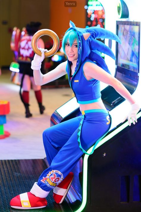 Gaming Cosplay Female, Sonic Costume Women, Sonic Cosplay Girl, Sonic The Hedgehog Outfit, Video Game Cosplay Women, Video Game Cosplay Ideas, Sonic Halloween Costumes, Sonic The Hedgehog Cosplay, Public Cosplay