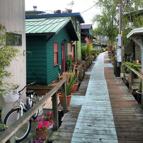 Seattle houseboat- When I was a kid coming over 520, I would always dream of living in a house boat! Seattle Houseboat, Utility Boat, Boat House Interior, Houseboat Living, Floating Boat, Floating Homes, Working Boat, Narrow Boat, Alternative Living