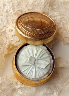 Vintage Parfum, Amazing Clothes, Vanity Accessories, Vintage Cosmetics, Powder Box, Vintage Makeup, Vintage Vanity, Powder Puff, Vintage Beauty