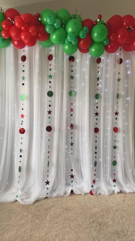 Love this festive backdrop! To learn how to make this backdrop, click on the (...) below to see the YouTube tutorial. All of the materials are listed in the description of the video. Don’t forget to subscribe to see all of our latest decoration ideas! Festive Backdrop, Christmas Balloon Decorations, Christmas Backdrop, Birthday Balloon Decorations, Christmas Balloons, Navidad Diy, Christmas Backdrops, Balloon Backdrop, Balloon Decorations Party