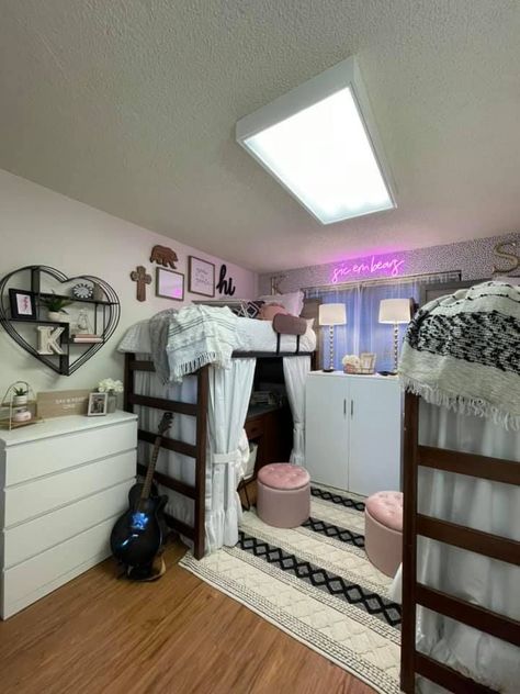 Dorm Room Ideas Under Bed, Dorm Room With High Bed, Dorm Room Inspo Lofted Bed, Dorm Room Ideas Yellow, High Lofted Dorm Beds, Girls College Dorm Room Ideas, Dorm Room Lofted Bed, Yellow Dorm Room Ideas, Dorm Room Decor Lofted Bed