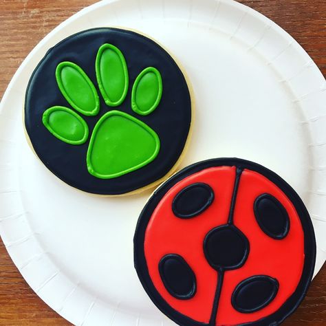 Ladybug and Cat Noir emblem cookies Miraculous Ladybug Strawberries, Ladybug And Cat Noir Cupcakes, Miraculous Ladybug Cookies Decorated, Ladybug And Cat Noir Birthday Cake, Miraculous Ladybug And Cat Noir Birthday Party Ideas, Miraculous Cupcakes, Miraculous Ladybug Cupcakes, Cat Noir Birthday Party Ideas, Miraculous Ladybug Cookies