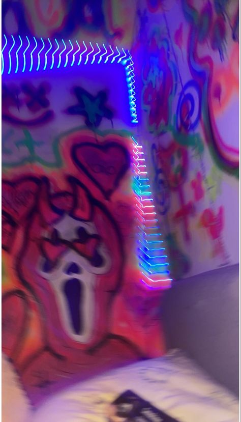 Neon Graffiti Wall, Neon Spray Paint Wall Art, Y2k Wall Painting, Spray Paint Room Aesthetic, Spray Paint Bedroom, Spray Paint Ideas Graffiti, Spray Paint Aesthetic, Skater Room Ideas, Spray Paint Room