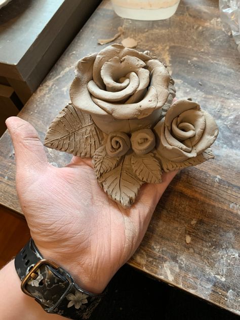 Ceramic Roses Clay, Rose Sculpture Clay, How To Make Clay Roses, Air Dry Clay Rose, Rose Clay Art, Clay Roses Diy, Clay Flowers Tutorial, Flower Clay Art, Rose Ceramics