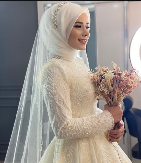 Fancy Hijab Styles Wedding Dresses, Turban Style For Wedding, Hijab Nikkah Bride, Hijab Wedding Veil, Muslimah Wedding Dress Brides Hijab Styles, Veils Bridal Hijab, Veil Wedding Hijab, Hijabi Bride White, Hijab Bride Veil