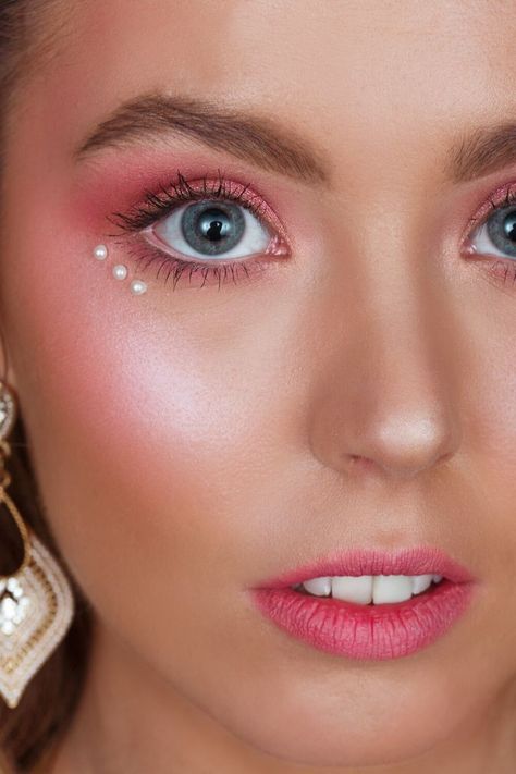 Lover Era Makeup Looks, Makeup Looks Using Gems, Pink Make Up With Gems, Yellow Rhinestone Makeup, Make Up With Pearls Makeup, Pink Pearl Eye Makeup, Pearls On Eyes, Pearl Rhinestone Makeup, Lover Makeup Look