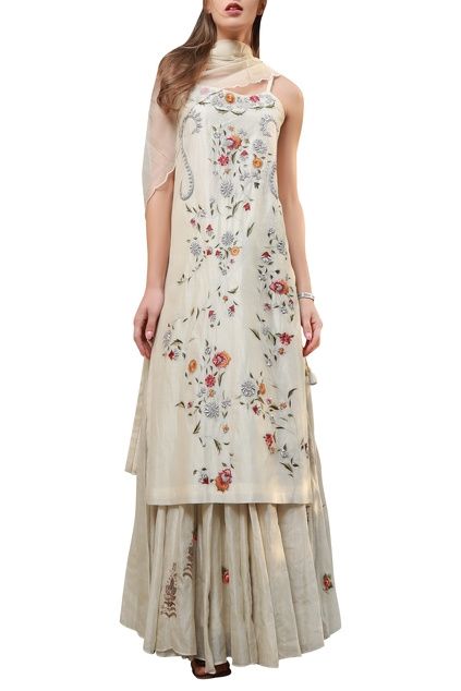 Nikhil Thampi, Embroidered Beads, Neeta Lulla, Kurta Set For Women, White Kurta, Lakme Fashion Week, Embroidered Wedding, Embroidered Skirt, Celebrity Look