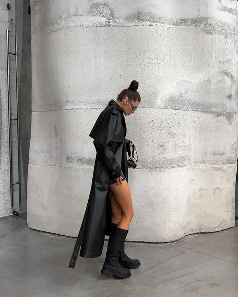 Trench Coat Photoshoot, Coat Photoshoot, Leather Coat Outfit, Paris In Spring, Black Trench Coat, Leather Trench, Fashionable Outfits, Fall Photoshoot, Trench Coat Black