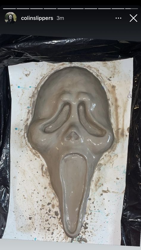 The Scream Sculpture, Modeling Clay Sculpture Ideas, Ghost Face Ceramic, Spooky Clay Sculptures, Ghostface Clay Art, Ghostface Ceramic, Clay Crafts Creepy, Relief Sculpture Ideas Art Projects, Gothic Ceramic Art