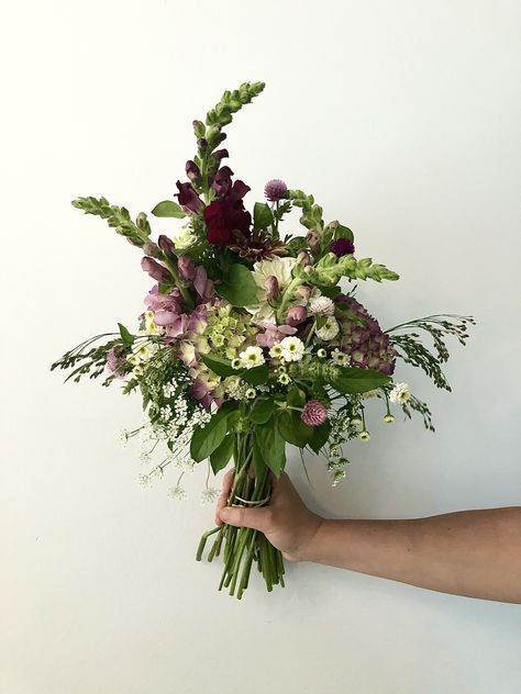 Bride Bouquet Flower Types, Foxglove Wedding Bouquet, Classic Flower Bouquet, Native Floral Arrangements, February Flower Arrangements, Woodland Flower Arrangements, Messy Bouquet, Flour Bouquet, Mum Bouquet