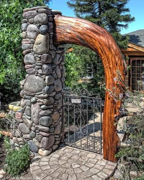 Wooden Garden Gate, Gate Decoration, نباتات منزلية, Building A Fence, Entry Gates, Be Awesome, Garden Doors, Entrance Gates, Fence Design