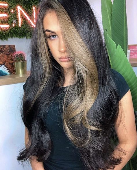 Highlight Placement, Photography Hairstyles, Highlights On Dark Hair, Movie Place, Two Color Hair, Influencer Photography, Face Framing Hair, Framing Highlights, Chunky Highlights