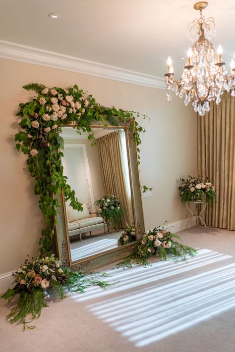 Bridal Room Decorations Flowers, Bride Room Decoration Ideas With Flowers, Bridal Suite Floral Decor, Bridal Salon Interior, Bridal Suite Room Decorations, Wedding Morning At Home, Wedding Office Design, Bridal Loft, Photography Corner Ideas