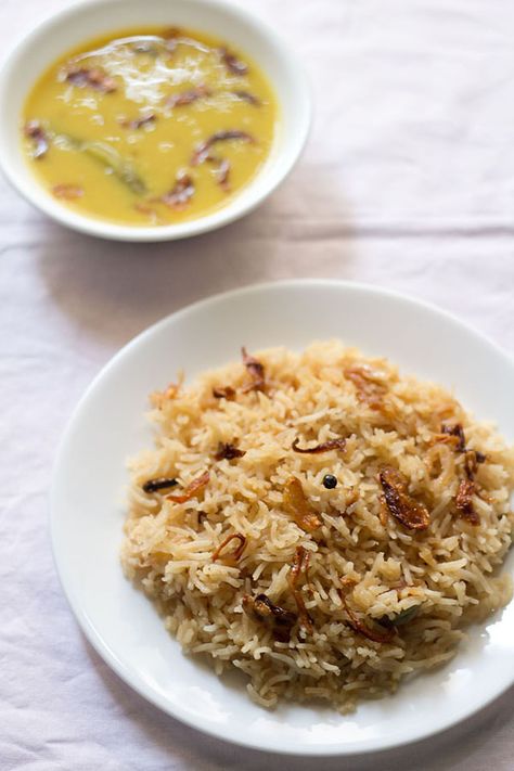 parsi brown rice - rice made with caramelization of sugar and onion. aromatic and golden with a faint sweet taste.  #parsicuisine #brownrice #ricerecipes indianrecipes Brown Rice Cooking, Indian Rice Recipes, Indian Rice, Brown Rice Recipes, Rice Varieties, Veg Dishes, Rice Dish, Grain Foods, Indian Cooking