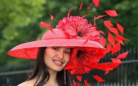 Goga Ashkenazi Red Hat Outfit, Derby Hats Diy, Kentucky Derby Outfit, Derby Attire, Derby Fashion, Royal Ascot Hats, Derby Outfits, Couture Hats, Ascot Hats