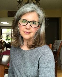 Joni's Grey Hair Transition is A Must-See! Grey Hair Transition, Bob Pendek, Hair And Glasses, Best Hair Dye, Grey Hair Transformation, Hair Transition, Gorgeous Gray Hair, Grey Hair Inspiration, Covering Gray Hair