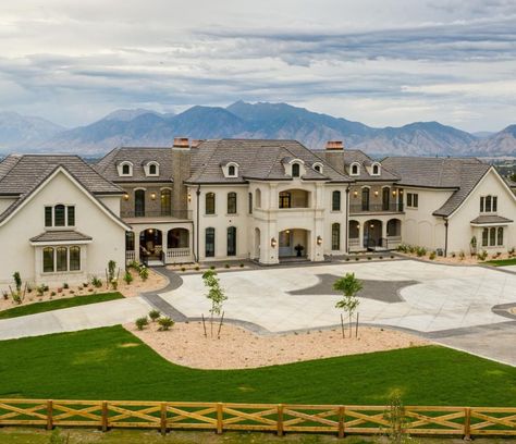 Fancy House Exterior, Utah Parade Of Homes, Mansion Driveway, Moon Castle, Big Mansions, Luxury Mansions, Mansion Tour, Mansion Exterior, Luxury Houses Mansions