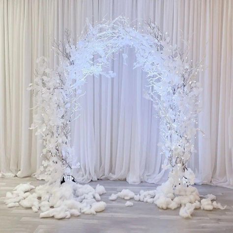 Winter Wonderland Archway, Winter Arch Wedding, Winter Wonderland Decorations Party, Qenseñera Ideas, Snowy Decorations, Quinceanera Winter Wonderland, Winter Arch, Winter Wedding Arch, Winter Wonderland Ball