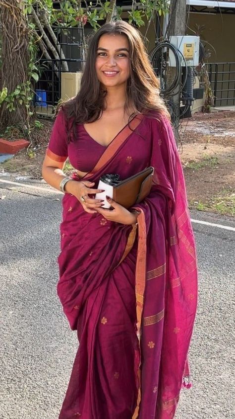 Ethnic Day Saree, Onam Saree Ideas, Traditional Saree Poses, Saree Farewell, Hot Sarees, Farewell Saree, Onam Outfits, Simple Lehenga, Simple Saree Designs