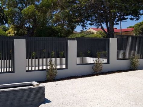 Outside Walls Ideas Fence, Low Profile Fence, Modern Front Fence Design, Modern Home Fence, Fence Wall Design Ideas, Stucco Fence Wall, Fence Design Front Yard, Modern Front Fence, Vertical Fence Ideas