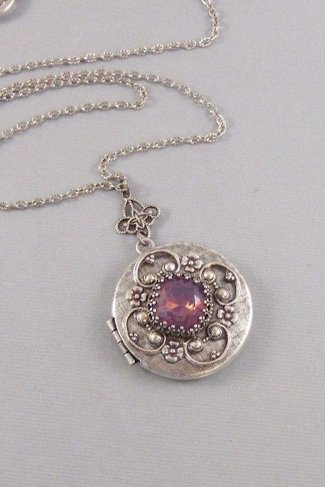 Star Locket Necklace, Victorian Locket Silver, Amethyst Necklace Aesthetic, Locket Necklace Aesthetic, Antique Amethyst Jewelry, Locket Ideas, Era Victoria, Necklace Locket, Vintage Jewelry Antique