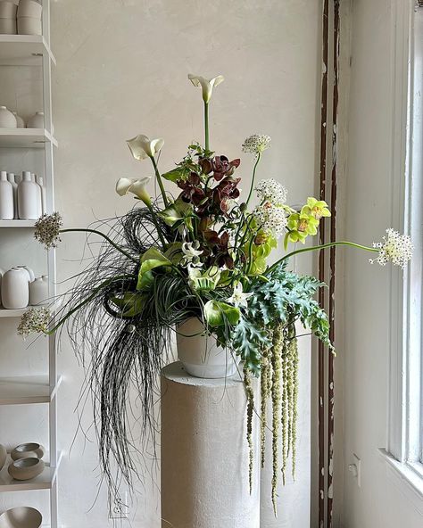 NYC FLORIST🌹 | Green sculptures trending 💚👀 | Instagram Nyc Florist, April 12, Arte Floral, Floral Wedding, Florist, Planting Flowers, Wedding Flowers, Sculpture, Wall Art