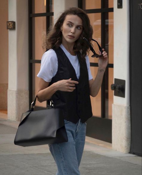 Black Vest Outfits For Women Aesthetic, Waist Coat Vest Women Outfits, Black Vest Street Style, Oversized Black Vest Outfit, Menswear Vest Outfits For Women, Waistcoat Outfit Aesthetic, Waistcoat Woman Street Style, Waistcoat Woman Outfit Casual, Tailored Vest Outfits For Women