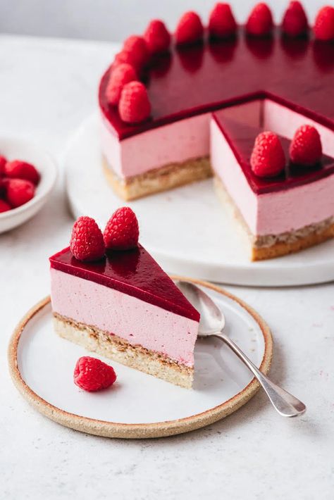 Un dessert frais et fruité : le Bavarois framboise ! On craque pour sa délicieuse mousse framboise, son nappage framboise, son croustillant chocolat blanc et son biscuit financier. Une recette légère et aérienne qui se déguste très facilement en fin de repas. Entremet Fruit, Gbbo Recipes, Coconut Macaroons Recipe, Dessert Original, Coffee Shop Menu, Fluff Desserts, Cheesecake Mousse, Tart Dessert, Dessert Aux Fruits