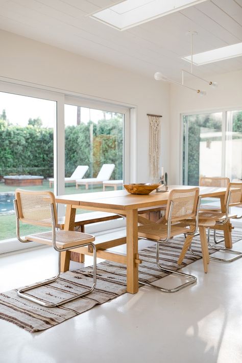 Palm Springs Dining Room, Palm Springs Living Room, Palm Springs Interior Design, Midcentury Modern Dining Room, Palm Springs Interior, Ikea Dining Table, Palm Springs Houses, Palm Springs Mid Century Modern, Airbnb Property