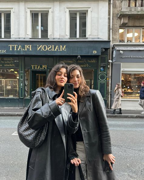 💌 Paris Mirror Selfie, Europe Aesthetic Fall, Paris Winter Photo Ideas, Paris Selfie Ideas, Paris Ig Pics, France Winter Aesthetic, Paris Photo Ideas Friends, Paris Friends Aesthetic, Selfie Poses Friends