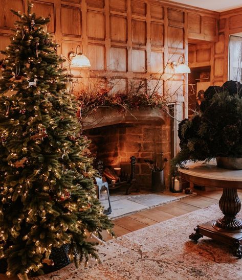 Soho House Christmas, Old House Our Home, Old House Christmas Decor, December Magic, Christmas Fireplaces, December Vibes, Tudor Houses, Old House Design, Christmas Gala