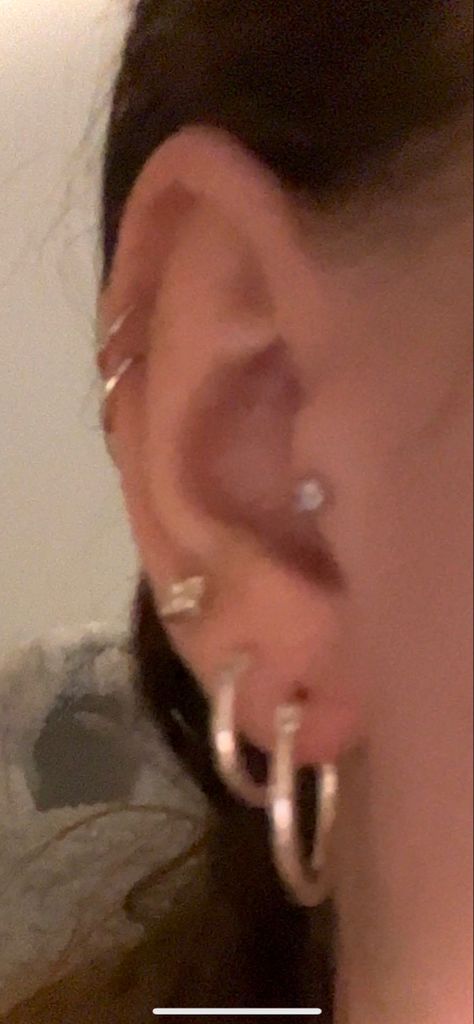 Earring Layout, Ušný Piercing, Double Helix Piercing, Minimalist Ear Piercings, Cool Ear Piercings, Pretty Ear Piercings, Cool Piercings, Cute Ear Piercings, Ear Style