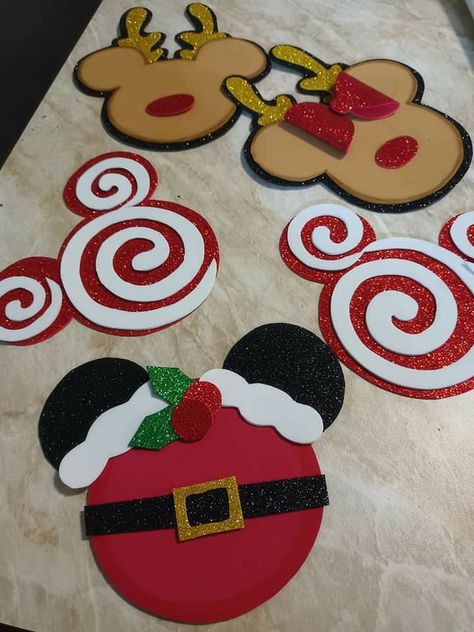 Christmas Decor Ideas Mickey Mouse, Disney Christmas Themes Ideas, Diy Christmas Decorations Window, Disney Diy Christmas Decorations, Mickey And Minnie Christmas Decorations, Diy Disney Ornaments Christmas, Diy Mickey Christmas Decorations, Mickey Christmas Decorations, Diy Disney Christmas Decorations